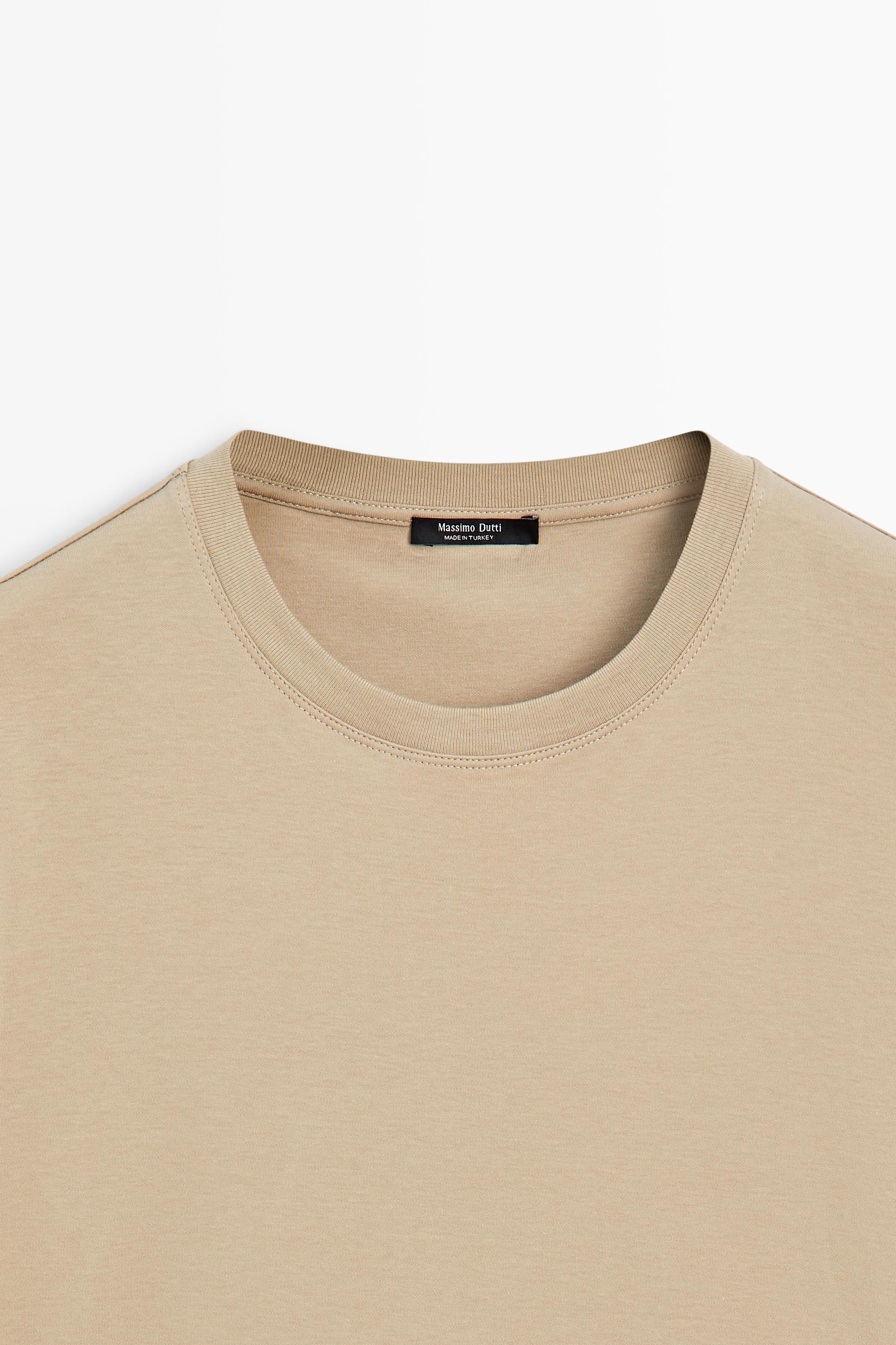 Regular fit short sleeve T-shirt.